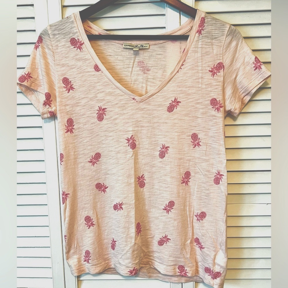 Express One Eleven Pink Pineapple Lightweight v-neck cotton / modal small